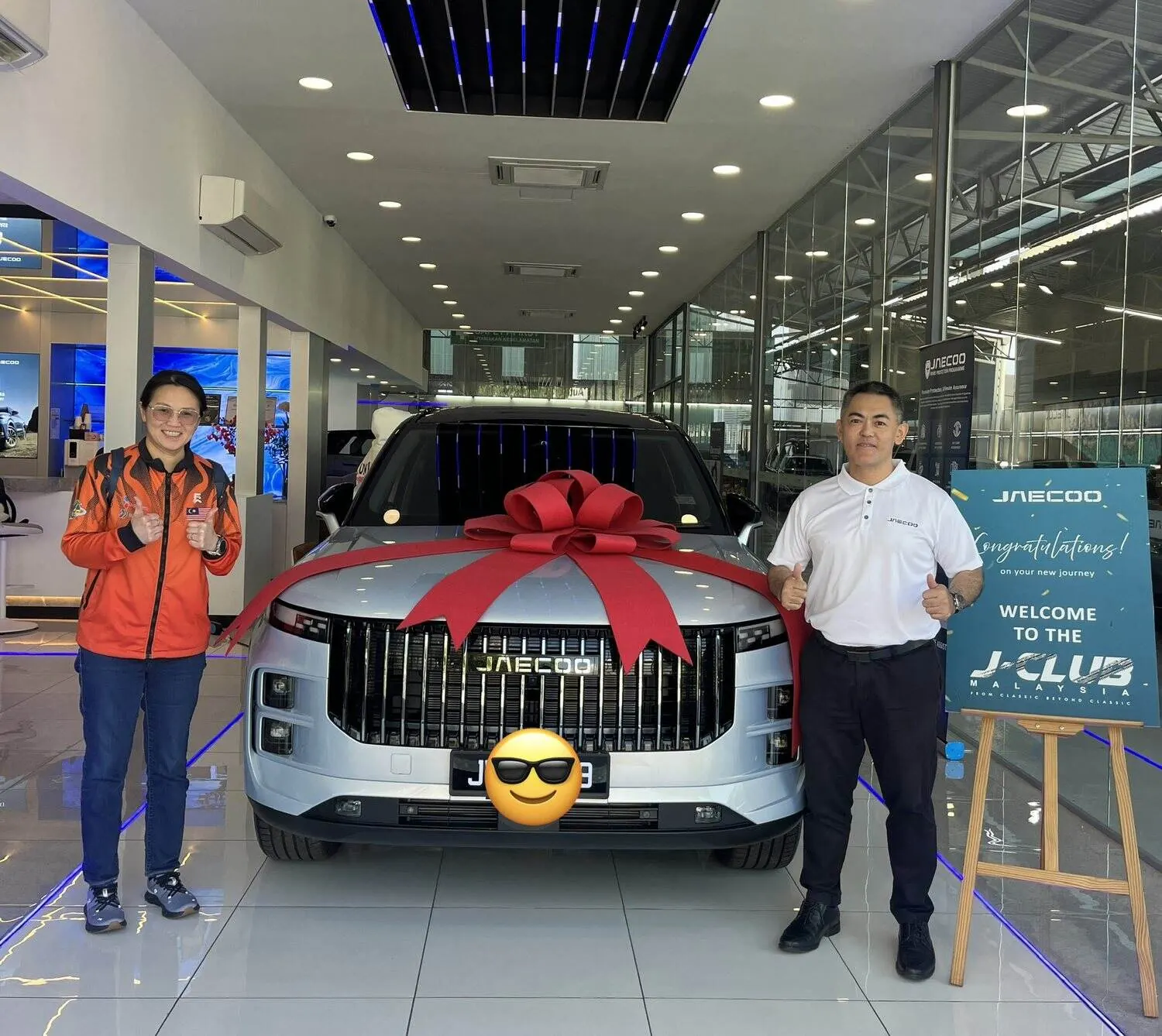 JAECOO customer vehicle delivery celebration